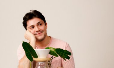 Cantor e compositor Santaella lança nesta sexta seu segundo EP