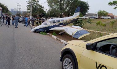 Avião Embraer 710D Carioca tem problema durante pouso e invade rua, em Bragança Paulista