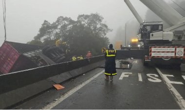 Carreta tomba sobre van que transportava atletas e deixa 9 mortos no Paraná