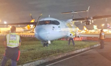 Avião ATR-72 da Voepass vai parar na grama enquanto era rebocado no Aeroporto de Congonhas