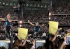 Chris Martin cai no palco durante show do Coldplay na Austrália