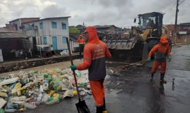 Após forte chuva, Prefeitura de Manaus intensifica limpeza nas ecobarreiras para evitar poluição nos rios
