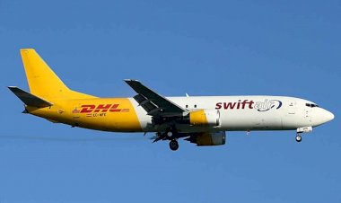 Boeing 737 pertencente à DHL cai em área residencial e mata uma pessoa na Lituânia