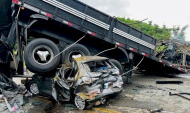 Acidente com carro, ônibus e caminhão deixa 38 mortos em MG