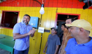 Governador Wilson Lima entrega placas de energia solar a comunidades turísticas de Novo Airão