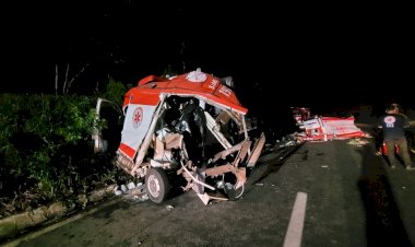 Três socorristas e um paciente morrem em batida entre ambulância e caminhão no Paraná