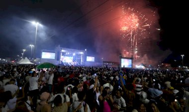 Multidão celebra a chegada de 2025 no Parque Amazonino Mendes, entre as zonas Norte e Leste da capital