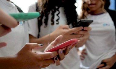 Lula sanciona projeto que limita uso de celulares nas escolas; veja o que muda com a nova norma
