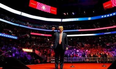 Donald Trump assume com dedo no gatilho de enxurrada de decretos