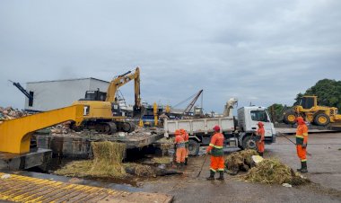 Prefeitura de Manaus remove mais 348 toneladas de lixo e canaranas em operação de limpeza nos rios