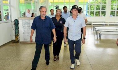 Prefeito David Almeida realiza entrega de alimentos para merenda escolar nas unidades da rede municipal