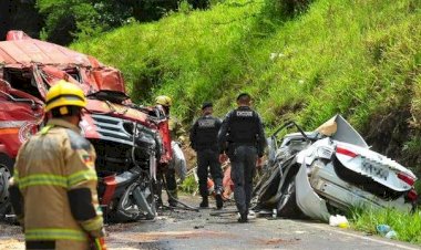 Colisão entre viatura dos bombeiros e carro deixa cinco mortos na Rota do Sol