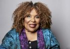 Roberta Flack, cantora conhecida pelo sucesso 'Killing me softly with his song', morre aos 88 anos