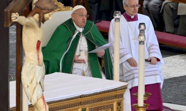 Papa Francisco é hospitalizado para fazer exames e tratar bronquite, diz Vaticano