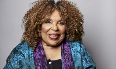 Roberta Flack, cantora conhecida pelo sucesso 'Killing me softly with his song', morre aos 88 anos