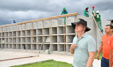Prefeito David Almeida vistoria obra de ampliação do cemitério vertical Nossa Senhora Aparecida para atender demanda de sepultamentos
