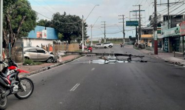 Motorista perde o controle de carro após pneu furar e colide contra poste na Avenida Djalma Batista