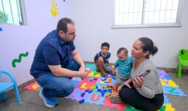Deputado Roberto Cidade anuncia a destinação de R$ 5 milhões em emendas para atendimentos de crianças com TEA, durante entrega do CAIC Alexandre Montoril em Petrópolis