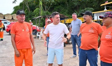 Prefeito David Almeida acompanha operação de transbordo e celebra redução em mais de 50% do volume de lixo retirado do rio Negro após instalação de ecobarreiras