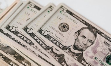 Dólar emplaca 7ª queda seguida e fecha em R$ 5,64, após Fed e à espera do Copom; Ibovespa sobe