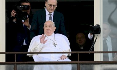 Papa Francisco faz primeira aparição pública após mais de um mês internado