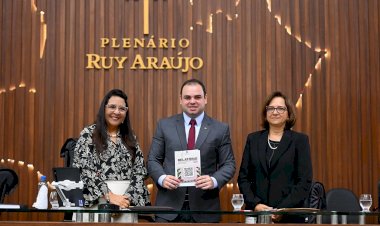 Presidente Roberto Cidade recebe da procuradora-geral do Ministério Público, Leda Mara Albuquerque, o Relatório Anual da instituição