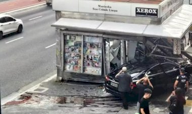 Jaguar invade calçada na Avenida Paulista, atinge duas pessoas e destrói banca de jornal (vídeo)