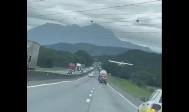 Avião monomotor faz pouso forçado em meio a veículos em rodovia de SC; VÍDEO