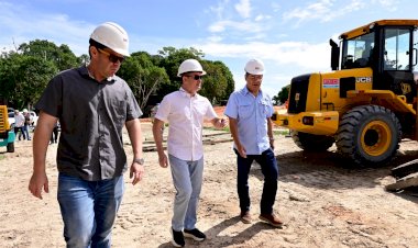 Prefeito David Almeida acompanha avanço das obras do parque Encontro das Águas Rosa Almeida, com projeto assinado por Oscar Niemeyer