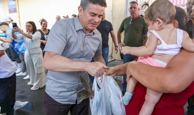 Prefeito David Almeida entrega 120 toneladas de pescado e beneficia 45 mil famílias na Semana Santa
