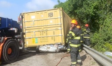 Carreta com contêiner tomba, esmaga carro e mata três pessoas no litoral de SP