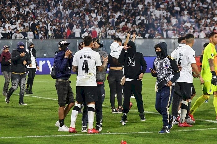Conmebol dá vitória ao Fortaleza contra Colo-Colo após jogo com invasão