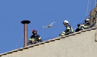 Conclave: Vaticano instala chaminé sobre a Capela Sistina