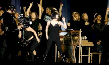 Horas antes de show, fãs de Lady Gaga já se aglomeram em Copacabana