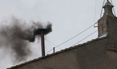 Conclave: Fumaça preta sai da chaminé após primeira votação