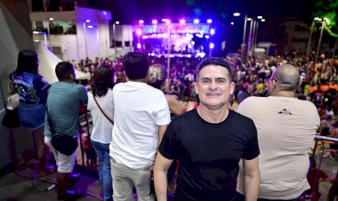 Prefeito David Almeida celebra o Dia das Mães com show de José Augusto e reforça valorização das famílias e o fortalecimento do centro histórico