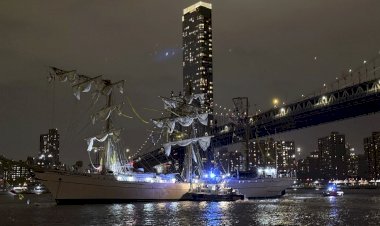 Navio da Marinha do México bate na ponte do Brooklyn, em NY; veja vídeo