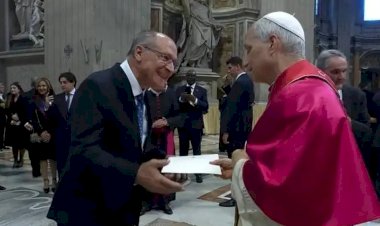 Alckmin entrega convite para papa Leão XIV vir ao Brasil durante a COP 30 em Belém