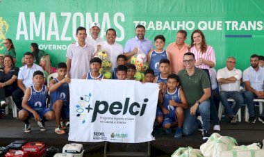 Em Tapauá, governador Wilson Lima entrega 4 toneladas de alimentos para famílias e fortalece área do esporte e lazer