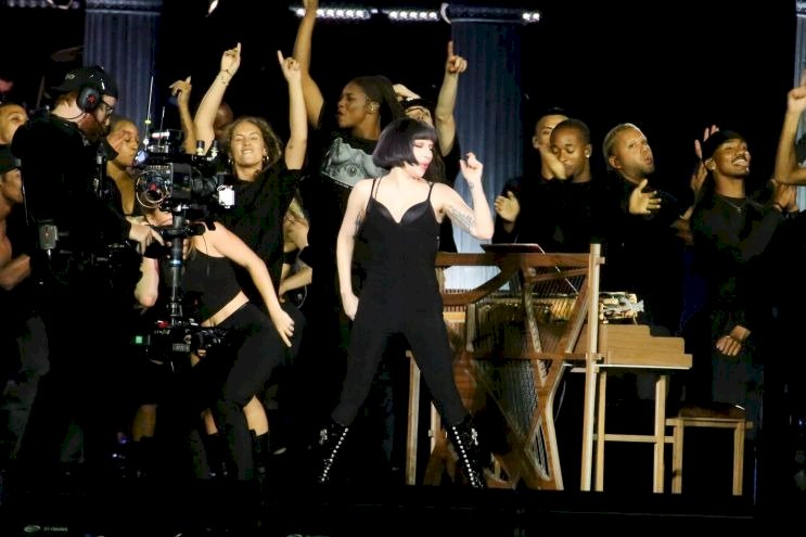 Horas antes de show, fãs de Lady Gaga já se aglomeram em Copacabana