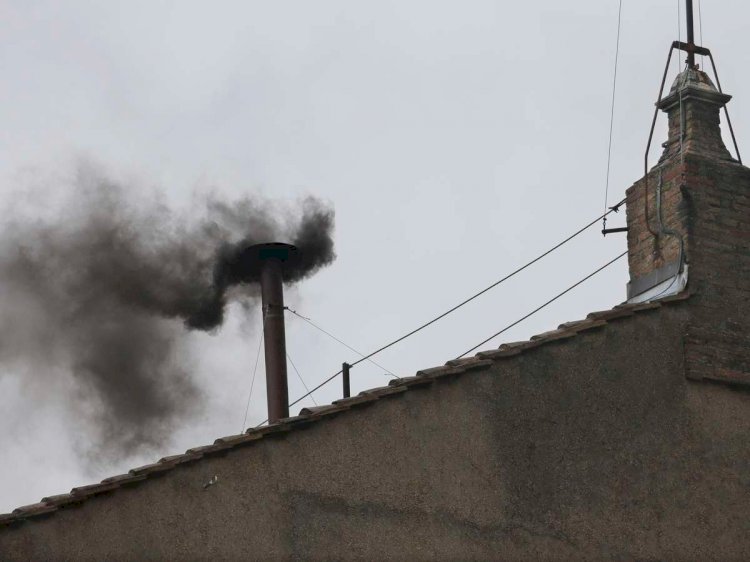 Conclave: Fumaça preta sai da chaminé após primeira votação