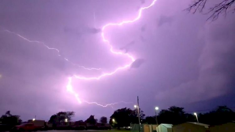 Tempestades e tornados nos EUA deixam pelo menos 21 mortos