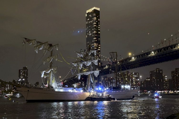 Navio da Marinha do México bate na ponte do Brooklyn, em NY; veja vídeo