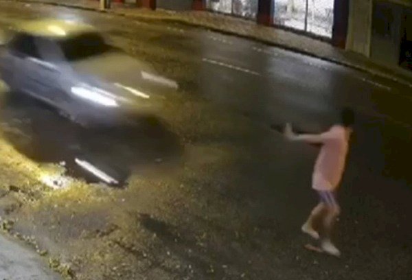 Homem morre atropelado por carro no Centro de Manaus; VÍDEO