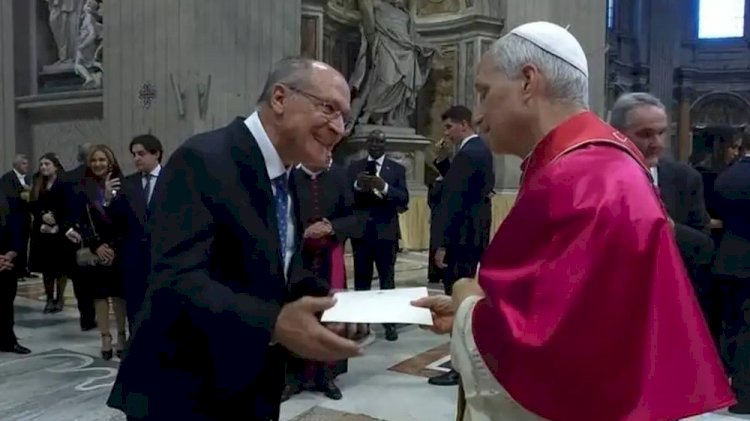 Alckmin entrega convite para papa Leão XIV vir ao Brasil durante a COP 30 em Belém