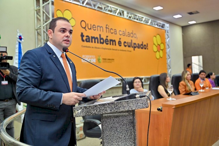 Presidente Roberto Cidade alerta estudantes sobre crimes sexuais e virtuais, durante ação do Maio Laranja, na Aleam