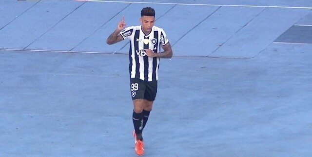 Botafogo vence Universidad de Chile com um jogador a menos e se classifica na Libertadores