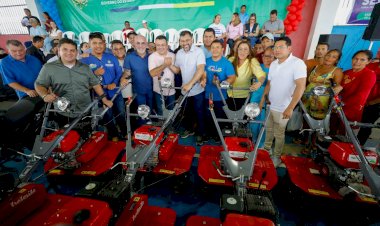 Em Barreirinha, governador Wilson Lima entrega implementos agrícolas para fortalecer cadeias produtivas da região