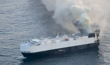 Navio de carga transportando veículos elétricos queima há 8 dias no mar e não há como apagar incêndio