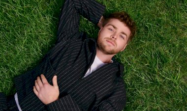 Cantor de 'Ordinary' morou na rua e criou 'casa de influencers' antes de emplacar música nº 1 do mundo